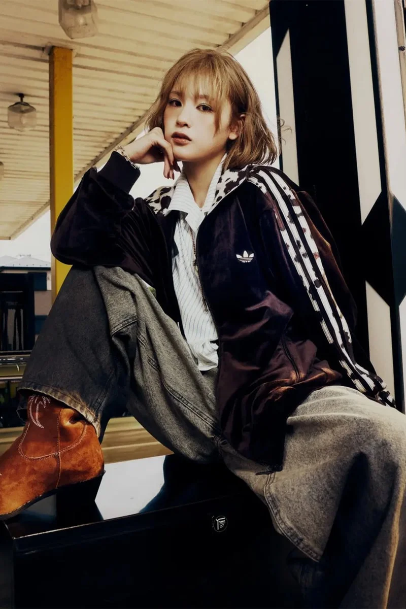 9090 и adidas Originals представляют трек-куртку с принтом под корову
