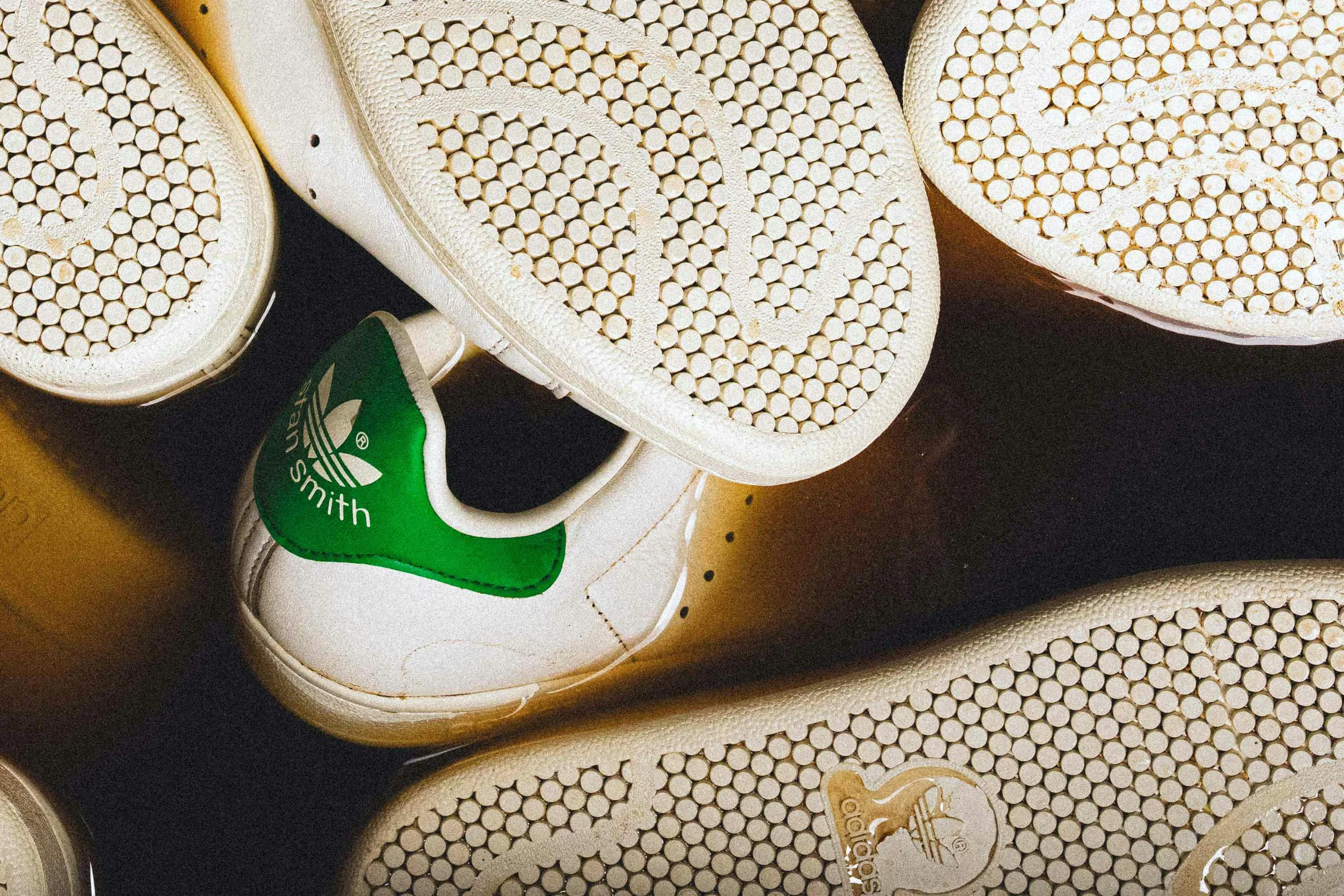 Почему этот артельный бренд окунул свои кроссовки adidas в кофе?