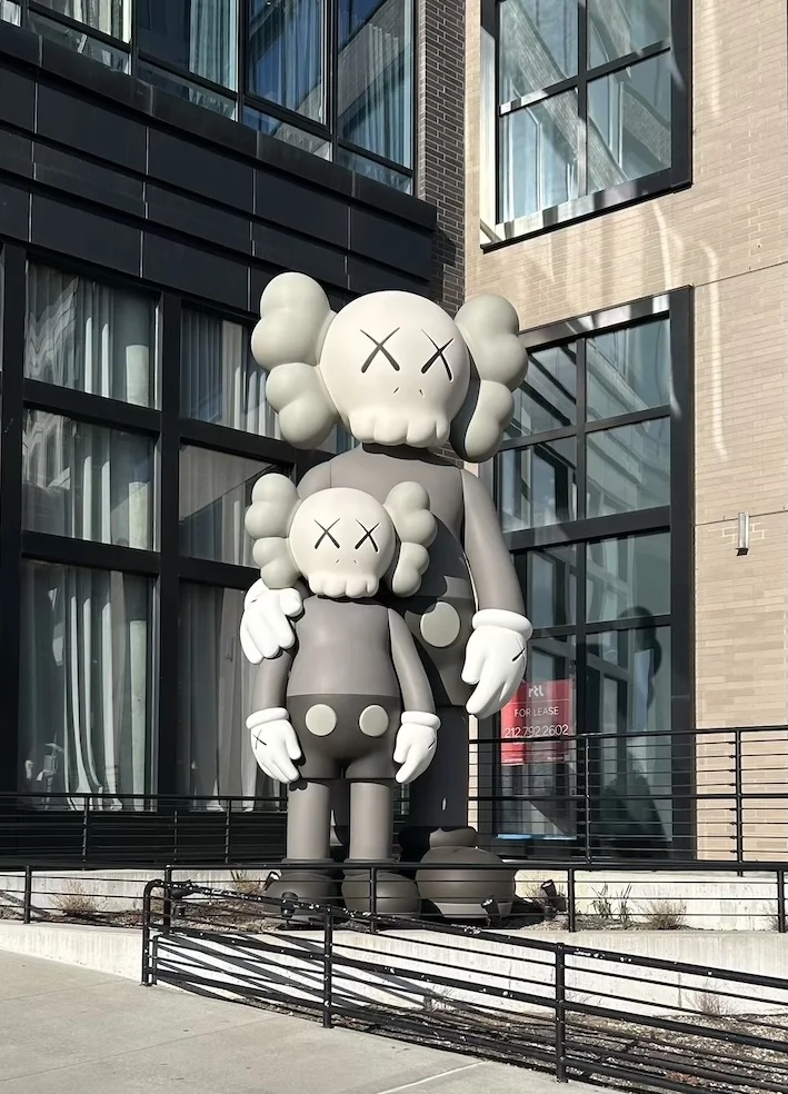 Любопытные персонажи в открытых пространствах Нью-Йорка: KAWS, Nick Walker, David Barthold, Woody De Othello, Buff Monster, Frank Ape и Golden