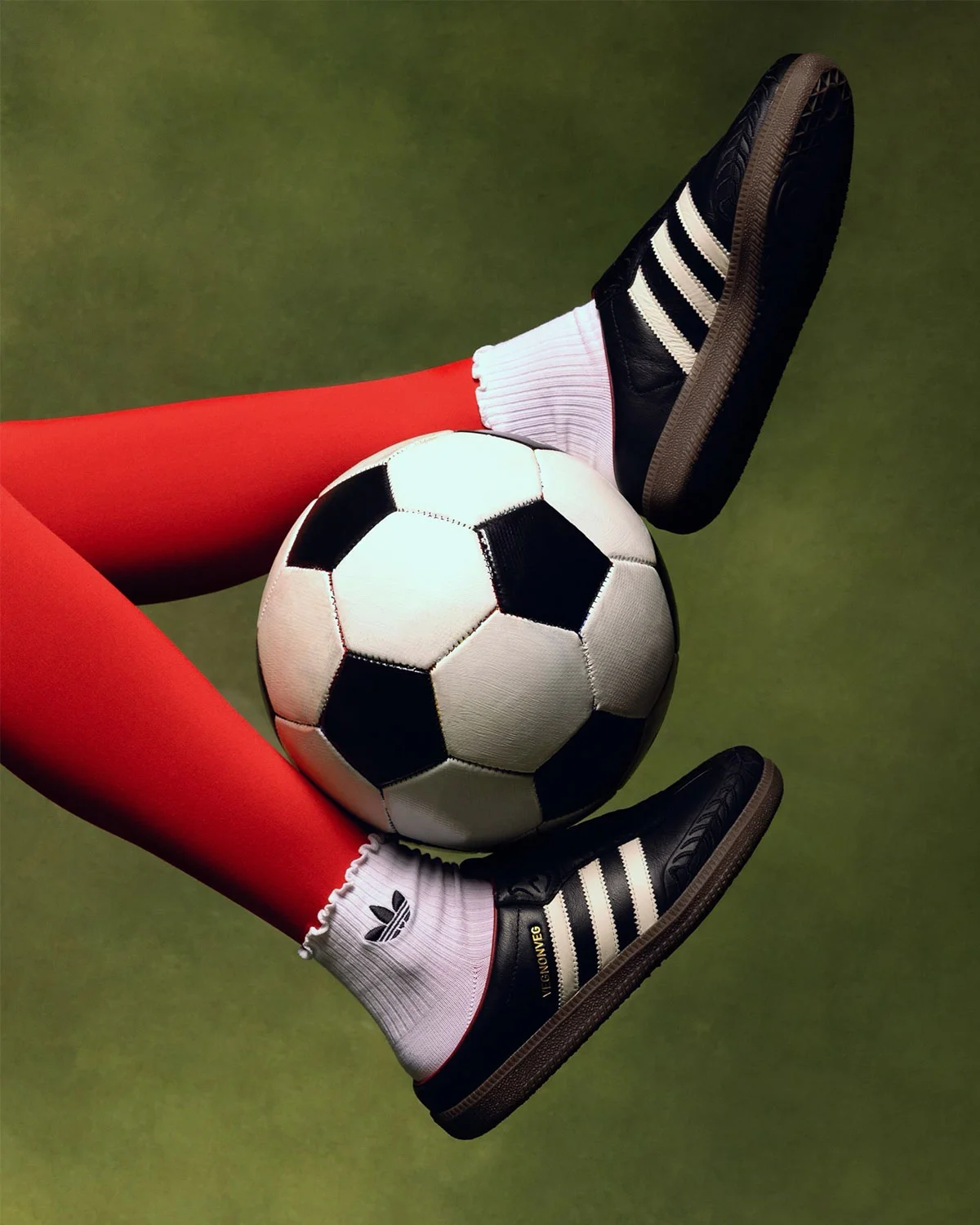 VegNonVeg превращает adidas Samba в слип-он мюли