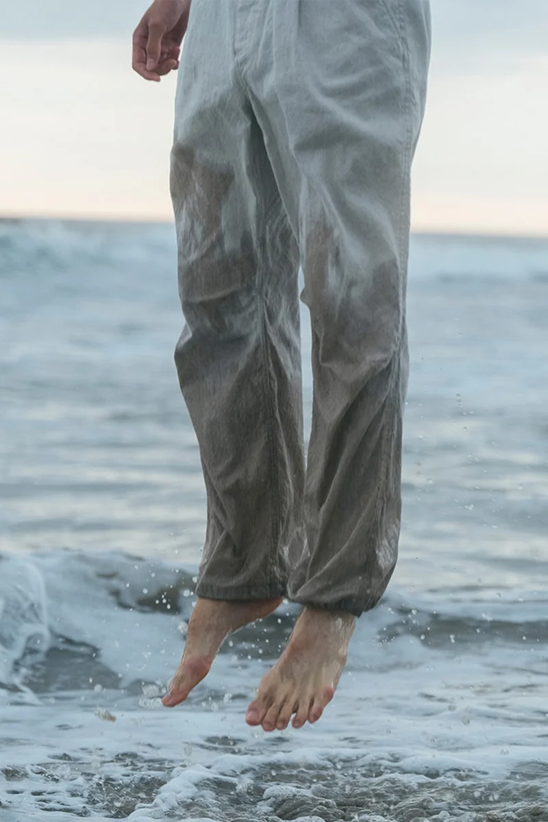 nonnative и Gramicci переосмысляют легкие брюки из дышащего льняного оксфорда на лето