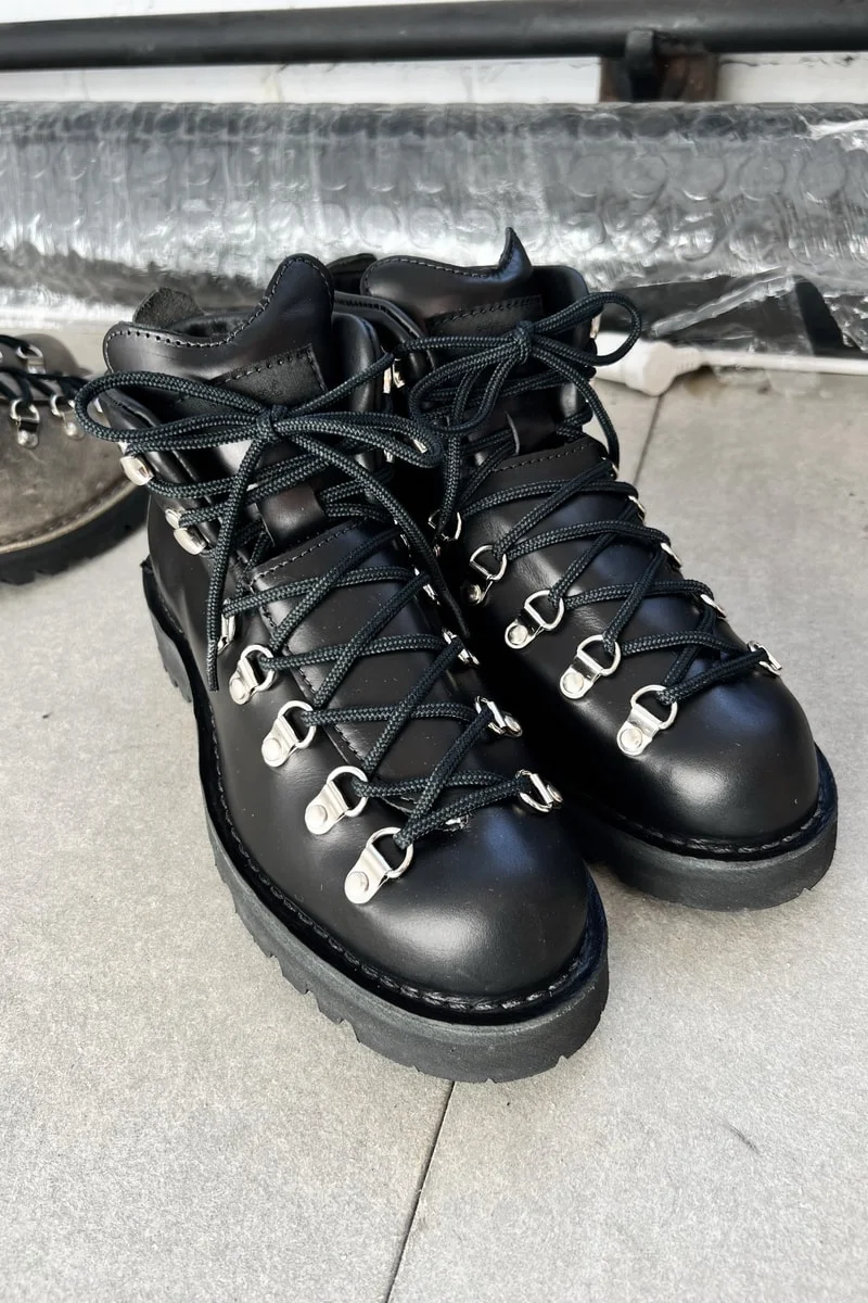 JJJJound и Danner вновь объединяются для коллаборации Mountain Light на FW26