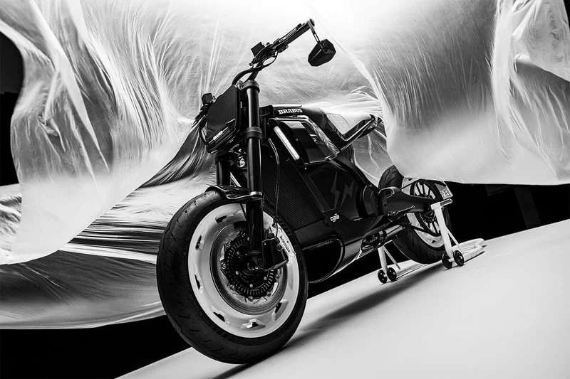 fragment и DAB Motors обновляют мотоцикл BRABUS URBAN E в черно-белом исполнении